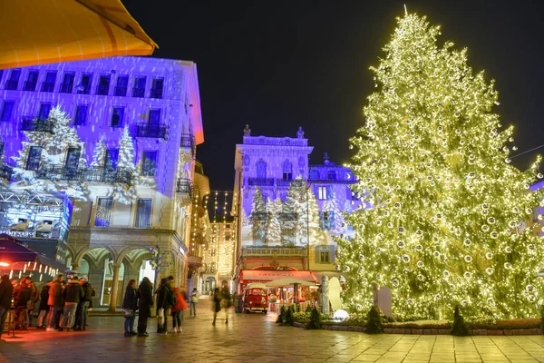 Menschen shoppen auf dem Weihnachtsmarkt von Lugano, Schweiz — Stockfoto