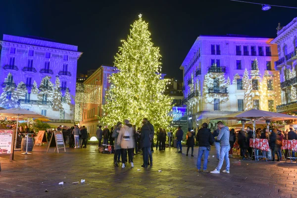 Achats sur le marché de Noël de Lugano, Suisse — Photo