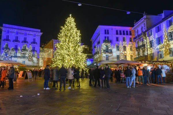 Pessoas comprando no mercado de Natal de Lugano, Suíça — Fotografia de Stock