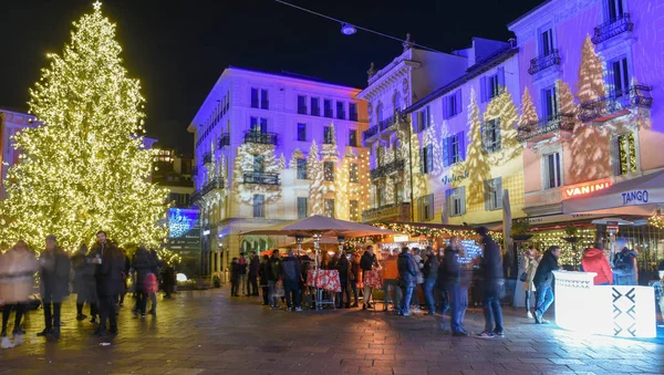 Lidé nakupují na vánočním trhu v Lugano, Švýcarsko — Stock fotografie
