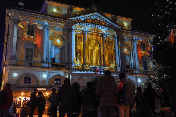 Menschen shoppen auf dem Weihnachtsmarkt von Lugano, Schweiz — Stockfoto