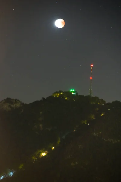 O eclipse "lua de sangue" de 27 de julho de 2018 sobre o monte San Salvator — Fotografia de Stock