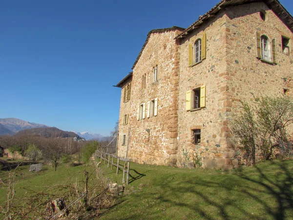 Casa rural de Torello cerca de Carona en los Alpes suizos — Foto de Stock