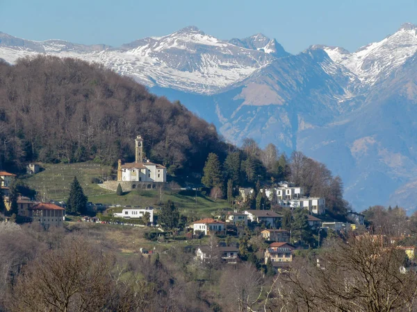 Utsikt över byn Agra på Schweiz — Stockfoto