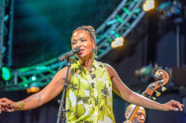Lisa Simone İsviçre 'deki Estival Jazz Lugano' da şarkı söylüyor.