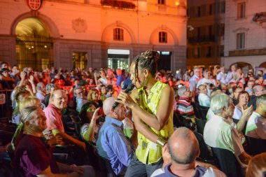 Lisa Simone İsviçre 'deki Estival Jazz Lugano' da şarkı söylüyor.