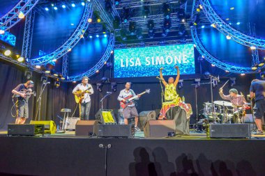 Lisa Simone İsviçre 'deki Estival Jazz Lugano' da şarkı söylüyor.
