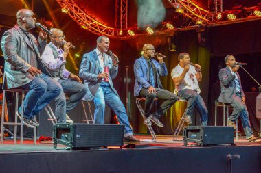 İsviçre 'deki Estival Jazz Lugano' da 6 şarkı söyle.