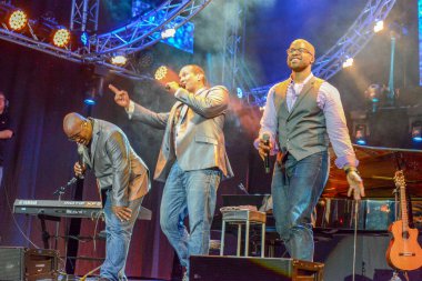 İsviçre 'deki Estival Jazz Lugano' da 6 şarkı söyle.