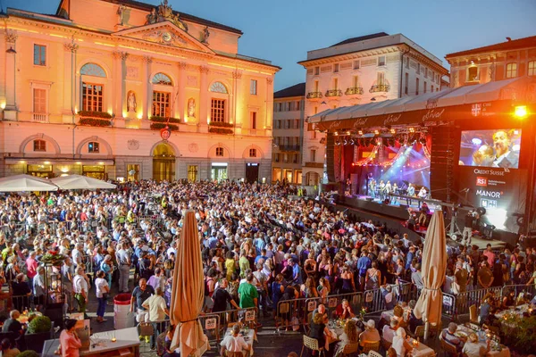 İsviçre 'deki Estival Jazz Lugano' da 6 şarkı söyle.