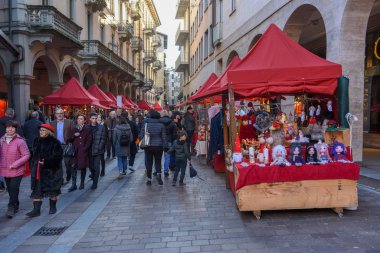 İnsanlar merkez meydandaki Noel pazarında alışveriş yapıyorlar.