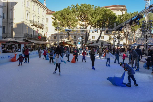 Pessoas que praticam patinação no gelo em Lugano na Suíça — Fotografia de Stock