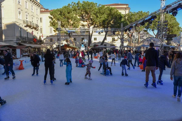 Mensen die schaatsen in Lugano op Zwitserland — Stockfoto