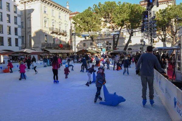 Mensen die schaatsen in Lugano op Zwitserland — Stockfoto