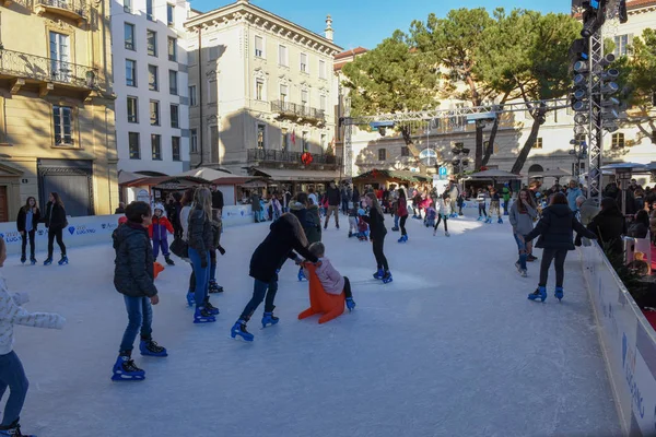 İsviçre 'deki Lugano' da buz pateni yapan insanlar.