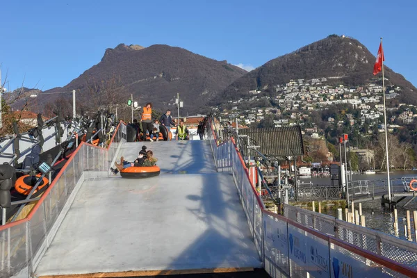 İsviçre 'deki Lugano' da buz tüpü deneyen çocuklar. — Stok fotoğraf