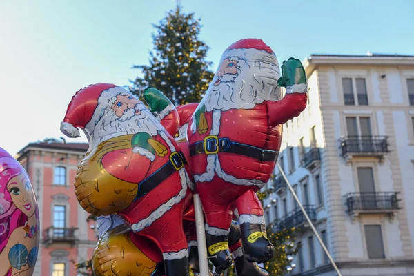 Papai Noel balões à venda no mercado de Natal — Fotografia de Stock
