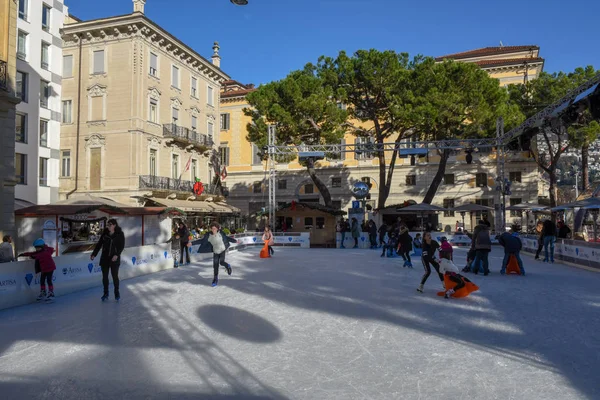 Pessoas que praticam patinação no gelo em Lugano na Suíça — Fotografia de Stock