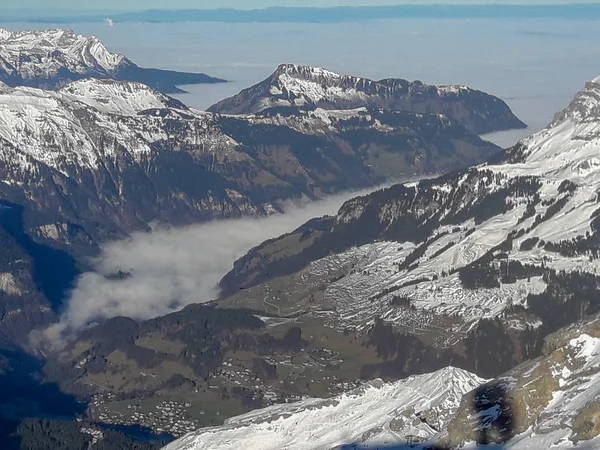 Winterlandschap vanaf de Titlis over Engelberg op Zwitserland — Stockfoto