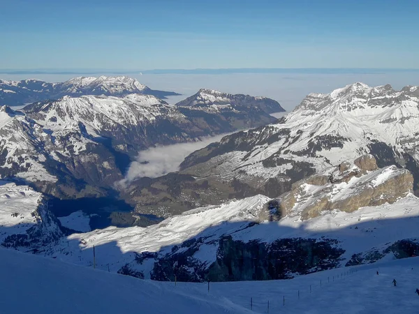 スイスのEngelbergの上のTitlis山から冬の風景 — ストック写真