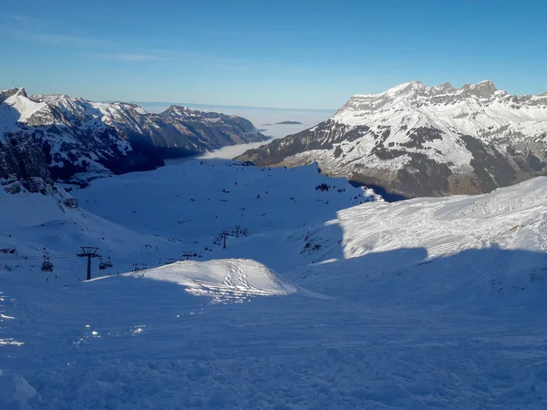 Zimní krajina z hory Titlis nad Engelbergem ve Švýcarsku — Stock fotografie