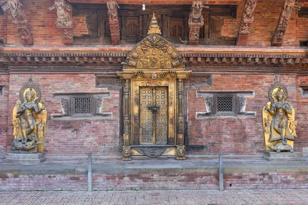 Золотая дверь и статуи храма на Дурбанской площади на Патане — стоковое фото