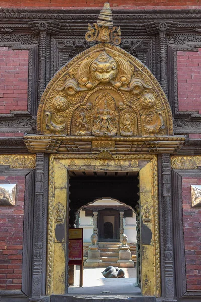 Puerta dorada del templo en la plaza Durban en Patan cerca de Kathman —  Fotos de Stock