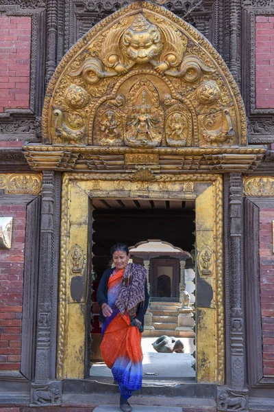 Puerta dorada del templo en la plaza Durban en Patan cerca de Kathman — Foto de Stock