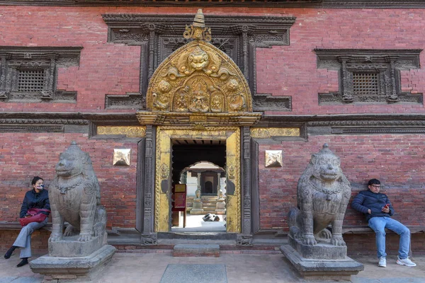 Puerta dorada del templo en la plaza Durban en Patan cerca de Kathman — Foto de Stock