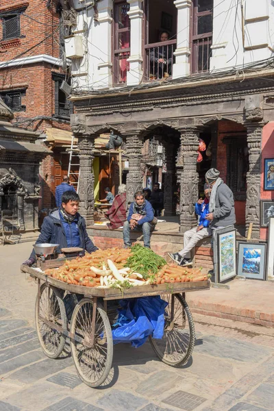 Vendedor de verduras callejeras de la plaza Durban en Patan cerca de Katmandú — Foto de Stock