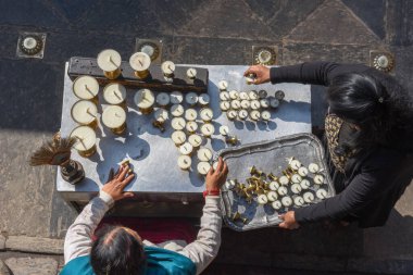 Kathma yakınlarındaki Patan 'da altın tapınakta mum hazırlayan insanlar.