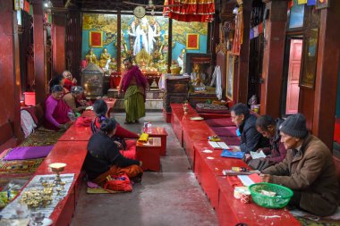 K yakınlarındaki Patan 'daki altın tapınak manastırında dua eden insanlar.