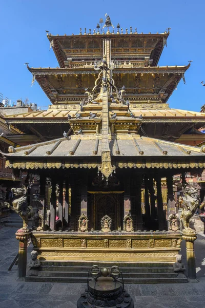 Templo dourado em Patan perto de Kathmandu no Nepal — Fotografia de Stock