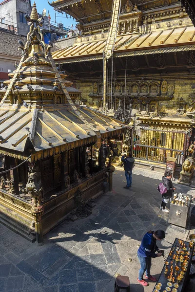 Templo dourado em Patan perto de Kathmandu no Nepal — Fotografia de Stock