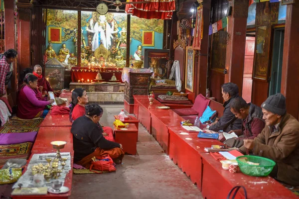 Gente rezando en el monasterio de templo de oro en Patan cerca de K — Foto de Stock