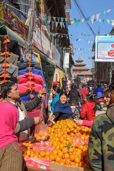 Calle vendedor naranja de la plaza Durban en Patan cerca de Katmandú en — Foto de Stock