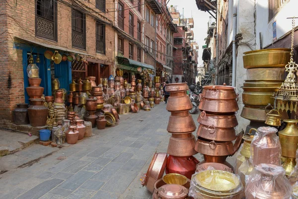 Tienda de utensilios de latón con artesanías y recuerdos en Patan cerca —  Fotos de Stock