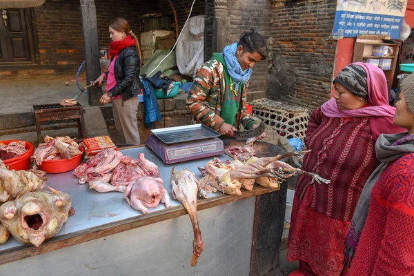 Vendedor ambulante de pollo en Patan, cerca de Katmandú, Nepal — Foto de Stock