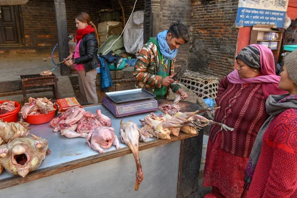 Vendedor ambulante de pollo en Patan, cerca de Katmandú, Nepal — Foto de Stock