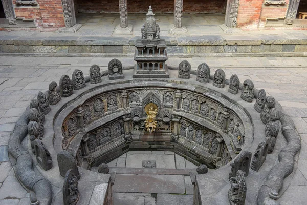 Fonte velha em Patan perto de Kathmandu em Nepal — Fotografia de Stock