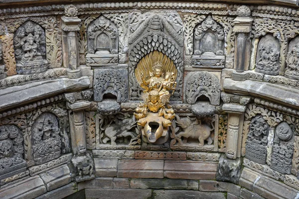 Fuente antigua en Patan cerca de Katmandú en Nepal — Foto de Stock