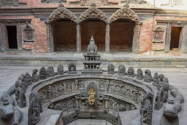 Patan 'daki eski çeşme Nepal' de Katmandu yakınlarında. — Stok fotoğraf