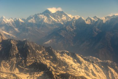 Himalayalar sırtı ve Nepal Countr 'dan Everest Dağı hava manzarası.