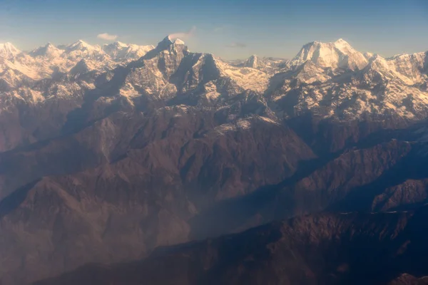 Himalaya bergkam met Mount Gaur Shankar en Melungtse luchtfoto — Stockfoto