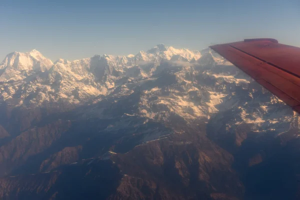 Himalayalar sırtı ve Nepal Coun 'dan Melungtse Dağı hava manzarası. — Stok fotoğraf