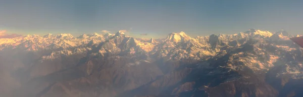 가우르 샨 카르 산 과 멜 랑 팅 세 공중비행 물체가 있는 히말라야 산등성 이 — 스톡 사진