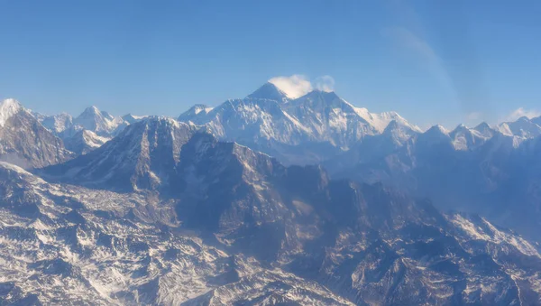 Cordillera del Himalaya con vista aérea al Monte Everest desde Nepal countr — Foto de Stock