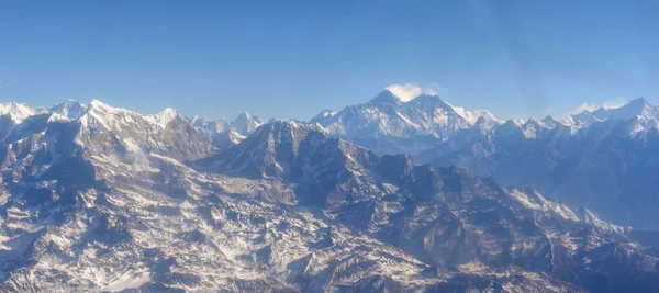 Гималайский хребет с видом на Эверест с Непала — стоковое фото