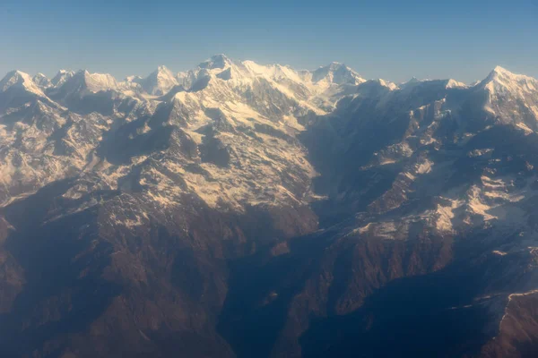 Cordillera del Himalaya con el Monte Gaur Shankar y la competencia aérea Melungtse — Foto de Stock