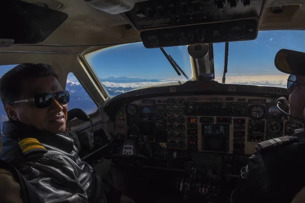 机长在他的驾驶舱里飞越喜马拉雅山 — 图库照片